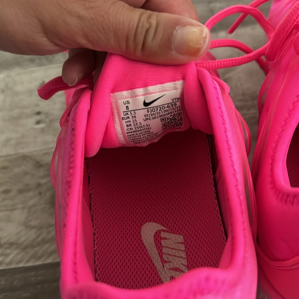Nike Women’s Hot Pink Athletic Sneakers - Picture 7 of 8